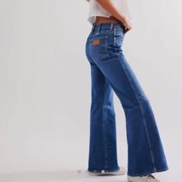NWT Wrangler Wanderer High Rise Flare Button Fly Size 27 x 32 - Picture 1 of 9